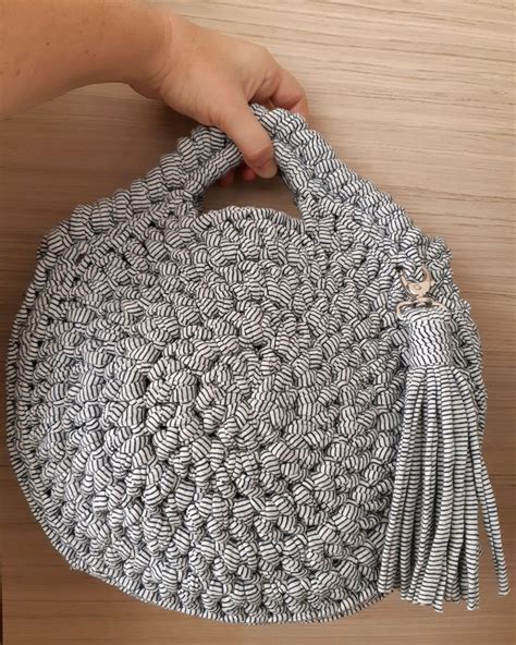 Bolsa redonda a crochet .